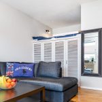 شقة استوديو مع سرير في العلية وخزانة ملابس في الطابق السفلي