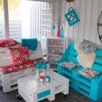 مقاعد ومقاعد لإعطاء من شجرة بأيديهم