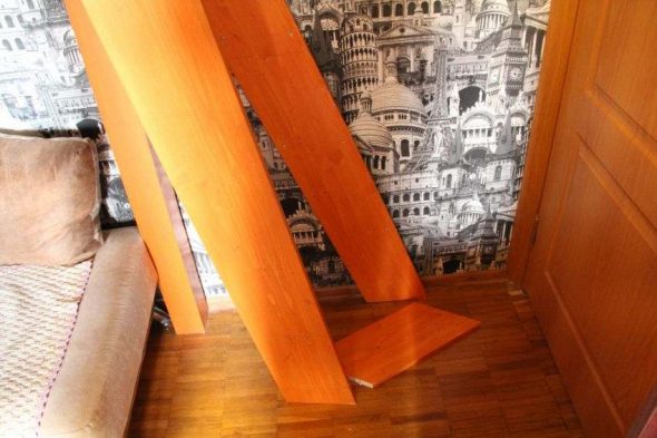 سلم مع تحيز نحو نصف قطر فتحة الباب