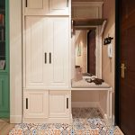 قاعة مدخل صغيرة مع البلاط المرقعة