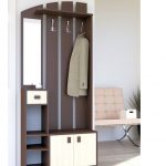 خزانة صغيرة مع شماعات ورفوف