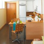 طاولة منزلقة صغيرة مدمجة في المطبخ