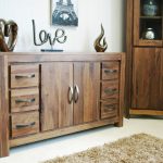 الأثاث مصنوع من الخشب الصلب