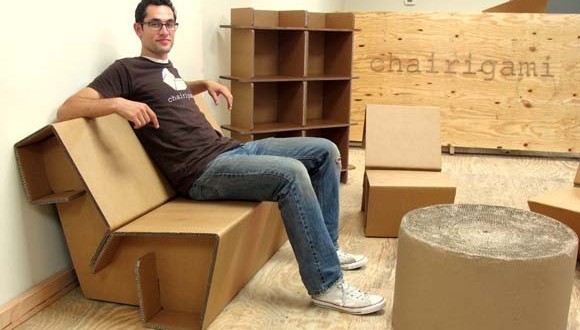 أثاث من مواد الخردة