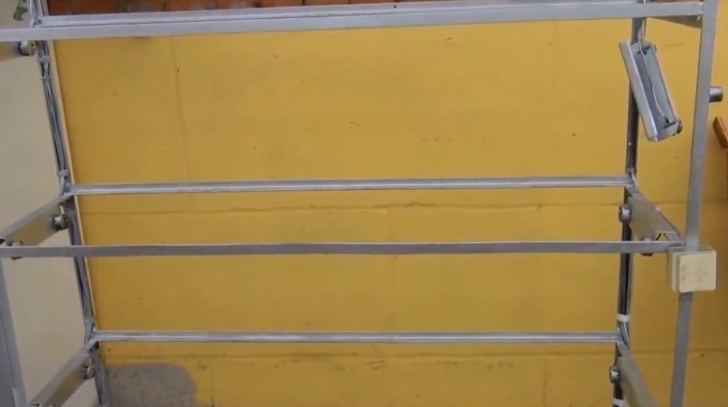 رفوف معدنية دون قاعدة