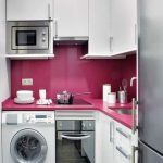 مطبخ مصغر مع خزانة ملابس مدمجة وآلة كاتبة وموقد