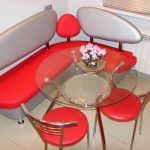 زاوية مدمجة ناعمة مع طاولة شفافة مستديرة