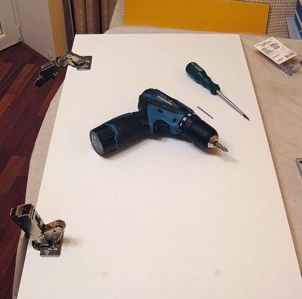 أبواب معلقة