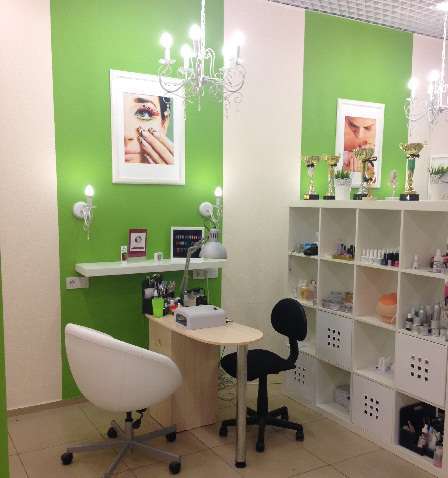 طاولة مانيكير صغيرة