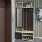 خزانة صغيرة مع مرآة