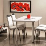 طاولة صغيرة مع كراسي في المطبخ ماكي