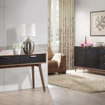 تجمع غرفة المعيشة غير العادية بين الظلال الداكنة والخفيفة.