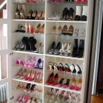 صندوق الأحذية في القاعة