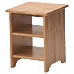 علب الأحذية في ممر الخشب