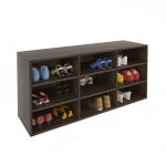 صندوق الأحذية في الرواق مريح