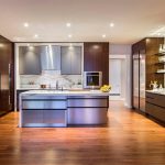 مطبخ ضخم مع أثاث ذو شكل غير عادي ولون.