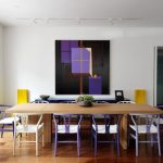 الجوز وظلال أرجواني تبدو هادئة وفي الوقت نفسه بجرأة