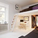 الحل الأمثل لتوفير المساحة هو السرير فوق المدخل.