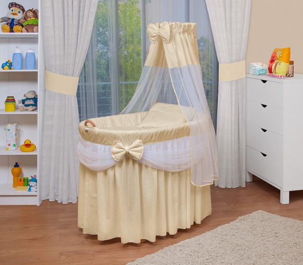 سرير بيضاوي مع ديكور بيج