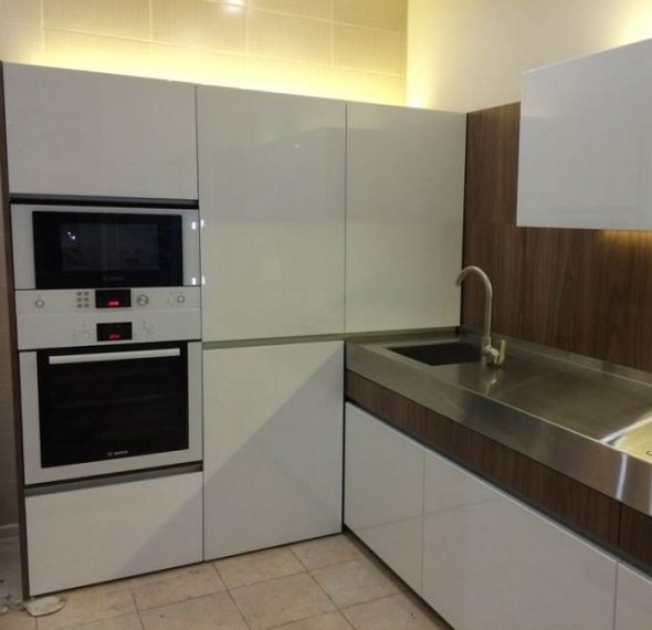 القضية تحت الفرن وفرن الميكروويف في أسلوب بساطتها