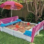 رمل مع مقاعد إلى الكوخ