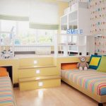 المنصة مع سريرين قابل للطي في الجزء الداخلي من غرفة البنات