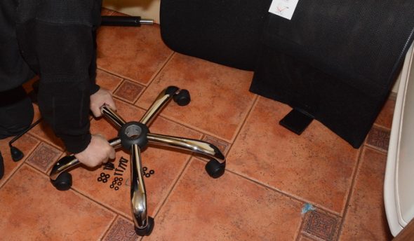 نضغط كل الجسم على أرجل كرسي مكتب