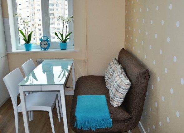 أريكة بسيطة في المطبخ