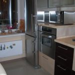 موقع الأجهزة المدمجة في مطبخ صغير