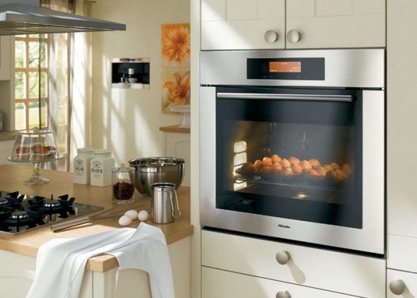 موقع خزانة الملابس المدمجة منفصل عن الفرن.