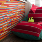 حقيبة كرسي ملون بيديه