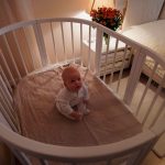 طفل في السرير