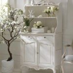 ترميم ودهان الأثاث العتيق بأيديهم