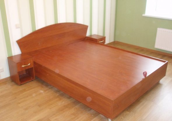 السرير مع آلية الرفع