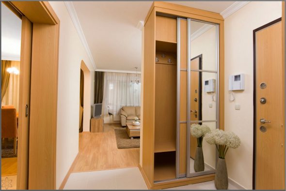 خزانة ملابس منزلقة في قاعة صغيرة