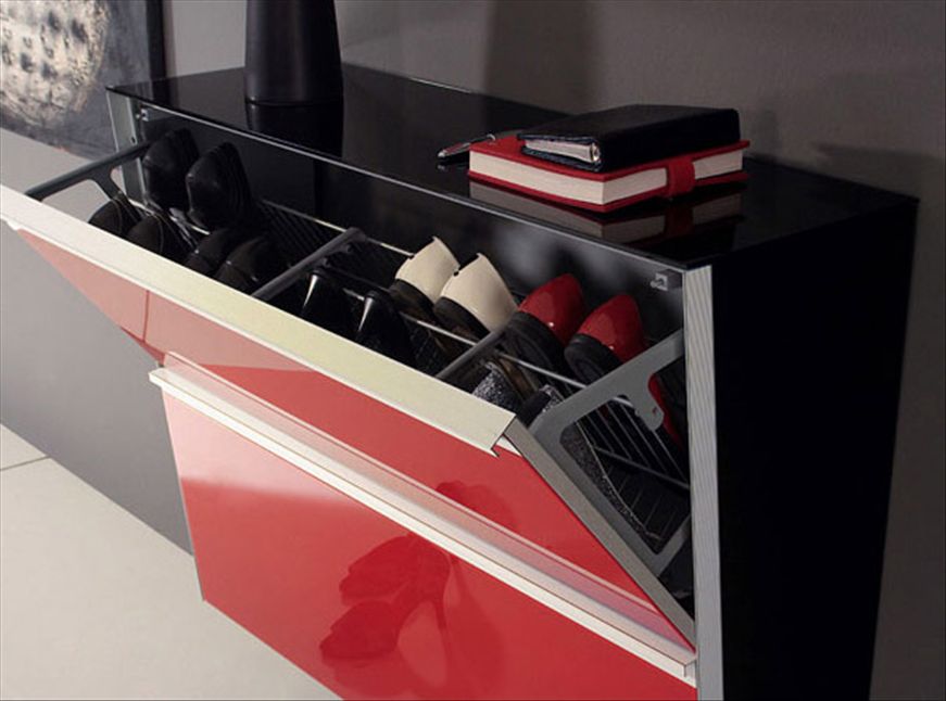 خزانة الأحذية في القاعة