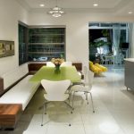 أريكة أنيقة في المطبخ