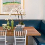 أريكة زرقاء في زاوية المطبخ