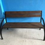 مقاعد البدلاء مصنوعة من أنبوب على شكل