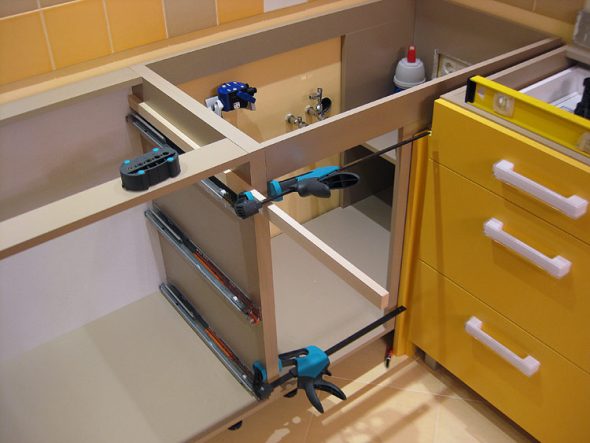 قم بتوصيل الخزانات السفلية