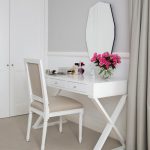 طاولة مكياج كلاسيكية