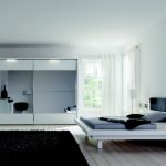 غرفة نوم بالأبيض والأسود