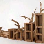 رف من شكل غير عادي مصنوع من الورق المقوى