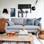 عناصر ديكور خشبي أنيقة في غرفة مع نافذة بانورامية.