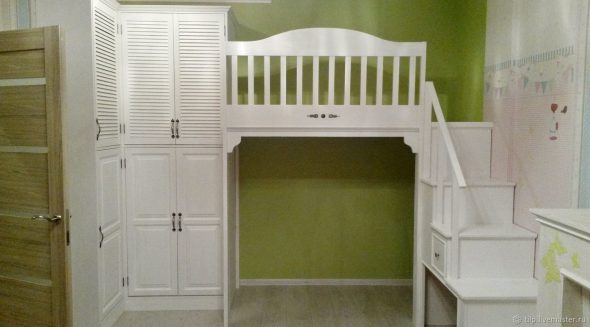 غرفة داخلية أنيقة ومدروسة