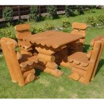 طاولة وكراسي مصنوعة من سجلات