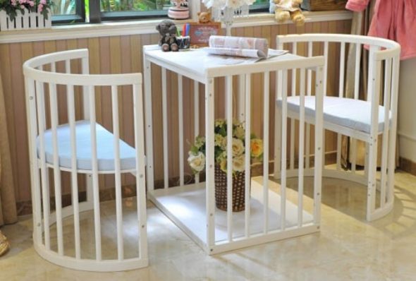 طاولة وكراسي من سرير متحولة