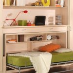 محول طاولة السرير لصبي في سن المراهقة