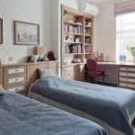 نافذة الجدول عتبة في غرفة الأطفال