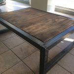 الجدول مع الساقين المعدنية من الأنابيب الشخصي